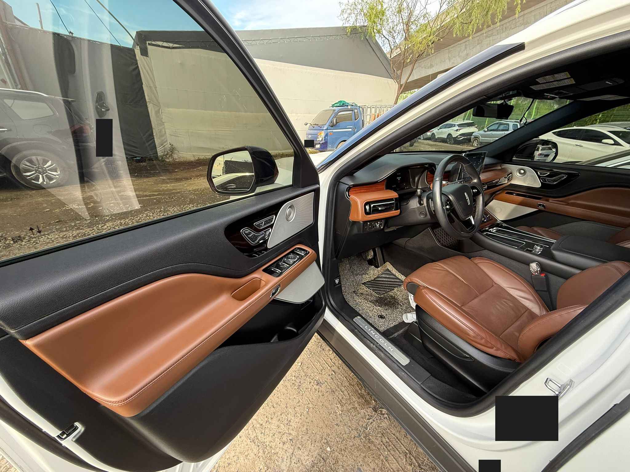 Lincoln Aviator: место водителя и открытая передняя дверь