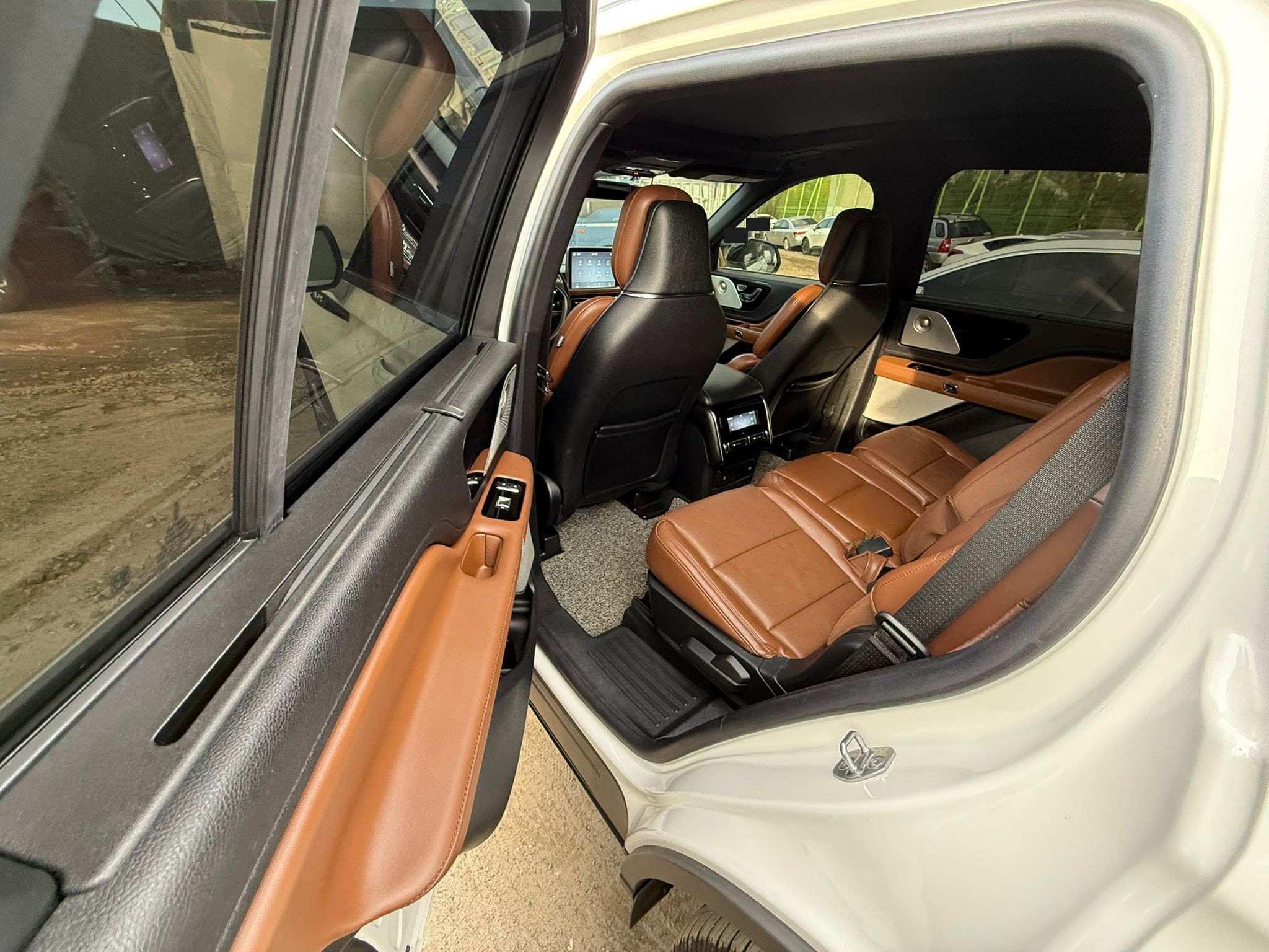 Lincoln Aviator: второй ряд сидений с другой стороны