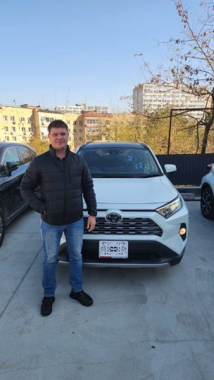 Настоящее фото, отправленное в чат 24 октября 2025 (дата сообщения в UTC). Личность мужчины, дата съёмки и факт передачи автомобиля по одному снимку не установлены.