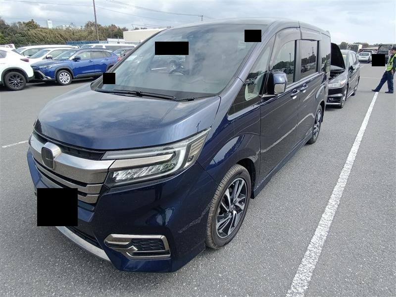 Honda Step Wagon: другой передний ракурс